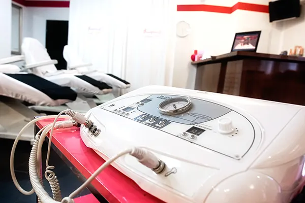 Dermabrasionsgerät (Crystal) in den Unterrichtsräumen der Kosmetikschule Beautyworld S. Siakka in Dortmund