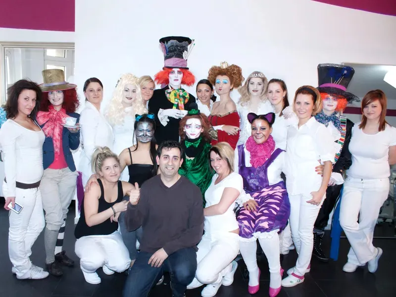 Klassenfoto der Kosmetikschule Beautyworld S. Siakka nach der Abschlussprüfung des Make-up Artist Kurses