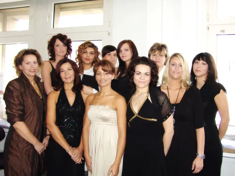 Schulklasse der Kosmetikschule Beautyworld S. Siakka in den Unterrichtsräumen