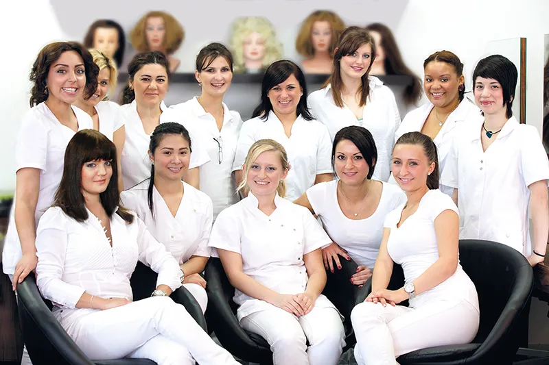 Klassenfoto einer Kosmetikausbildung Klasse der Kosmetikschule Beautyworld