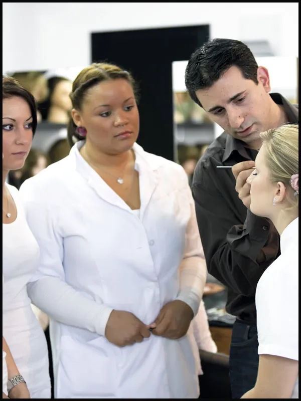 Make-up Unterricht bei der Kosmetikschule Beautyworld S. Siakka in Dortmund