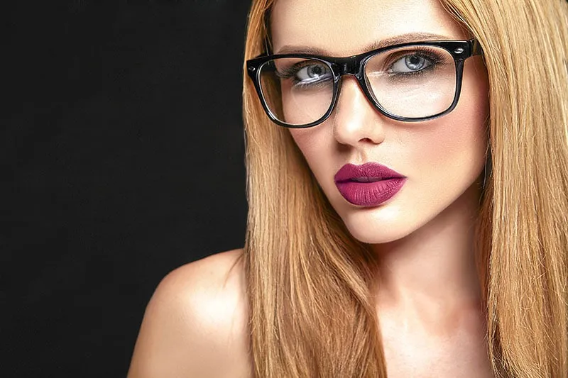 Junge Frau mit Brille und Make-up